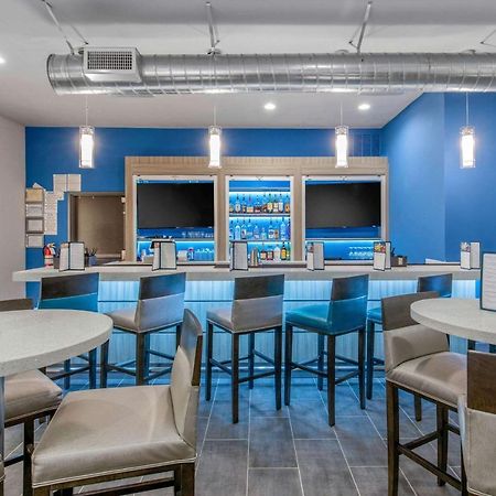 Clarion Inn & Suites Dfw North Ірвінг Екстер'єр фото