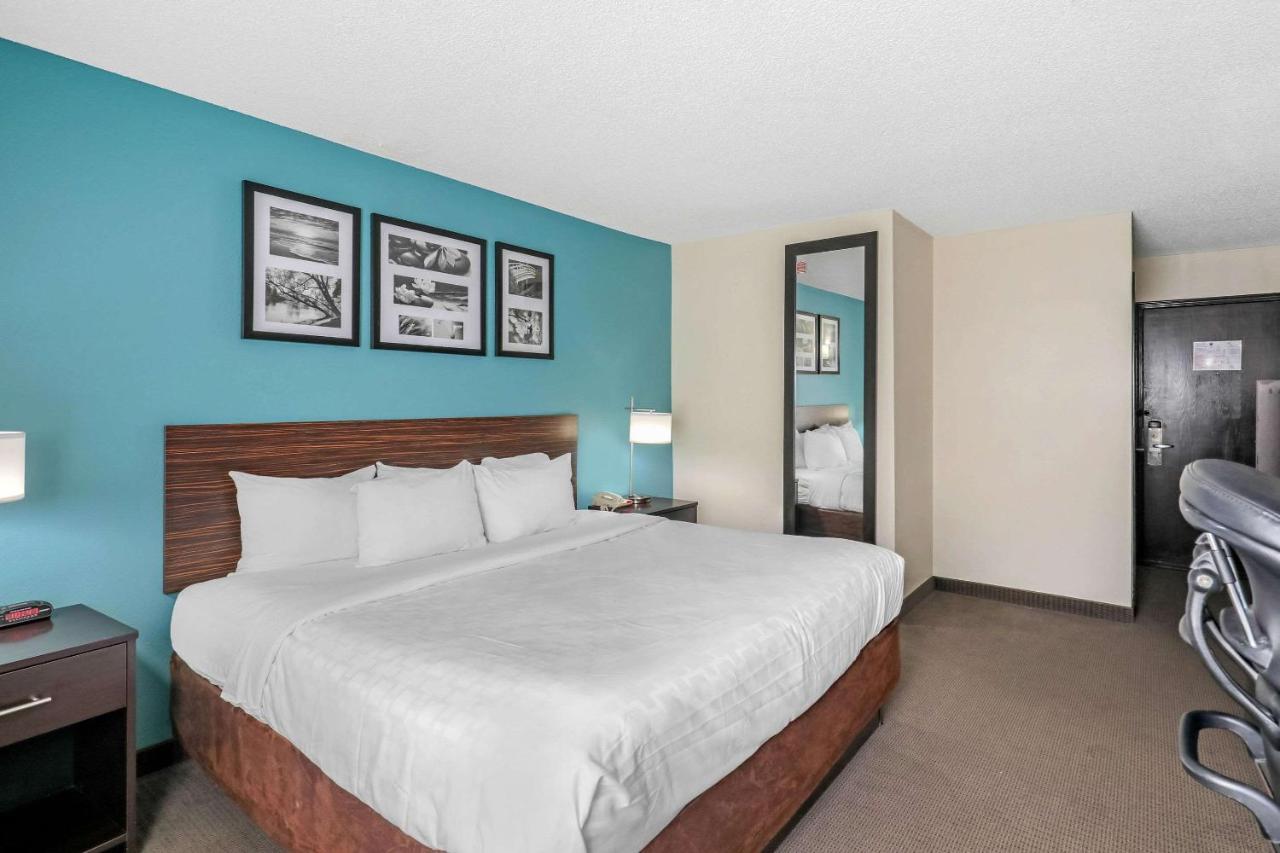 Clarion Inn & Suites Dfw North Ірвінг Екстер'єр фото