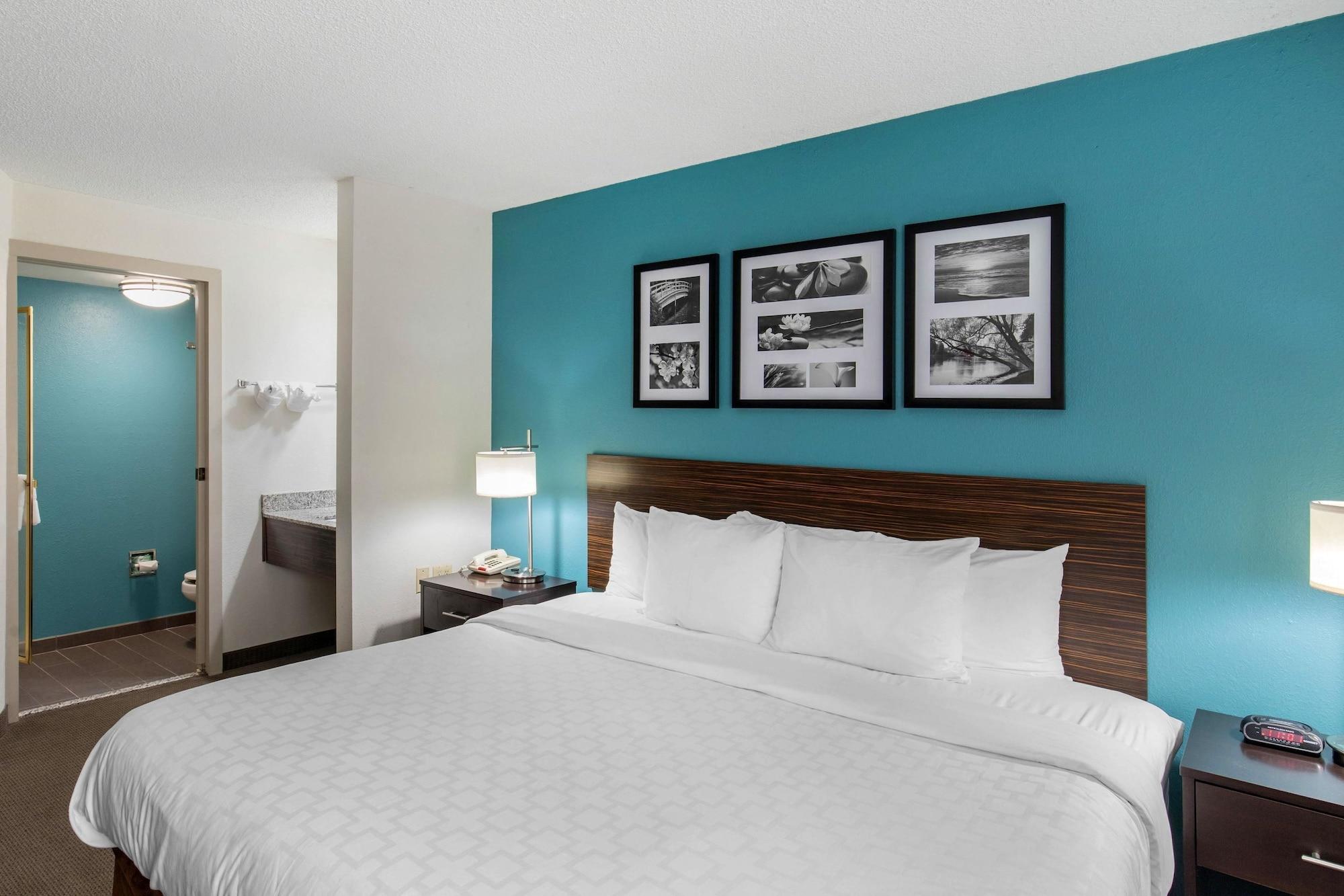 Clarion Inn & Suites Dfw North Ірвінг Екстер'єр фото