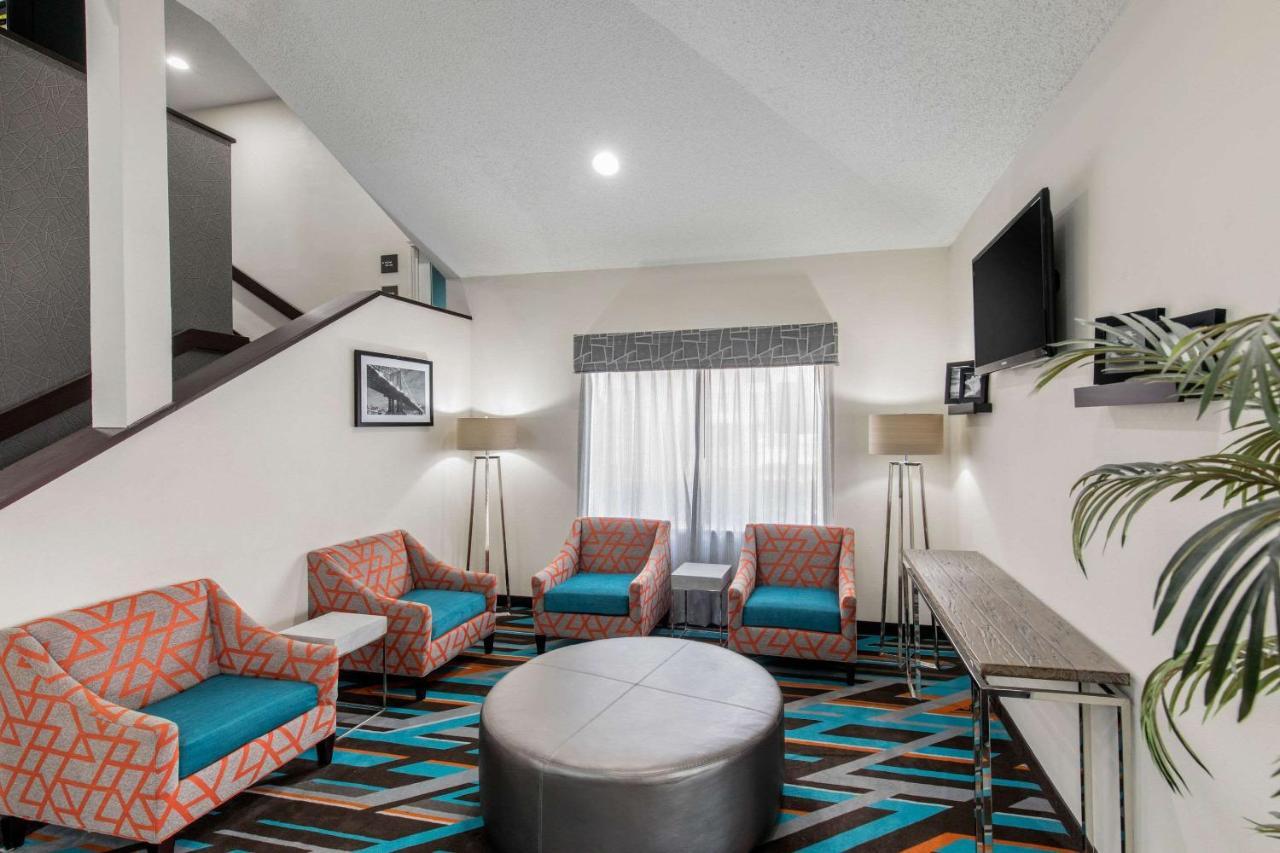Clarion Inn & Suites Dfw North Ірвінг Екстер'єр фото