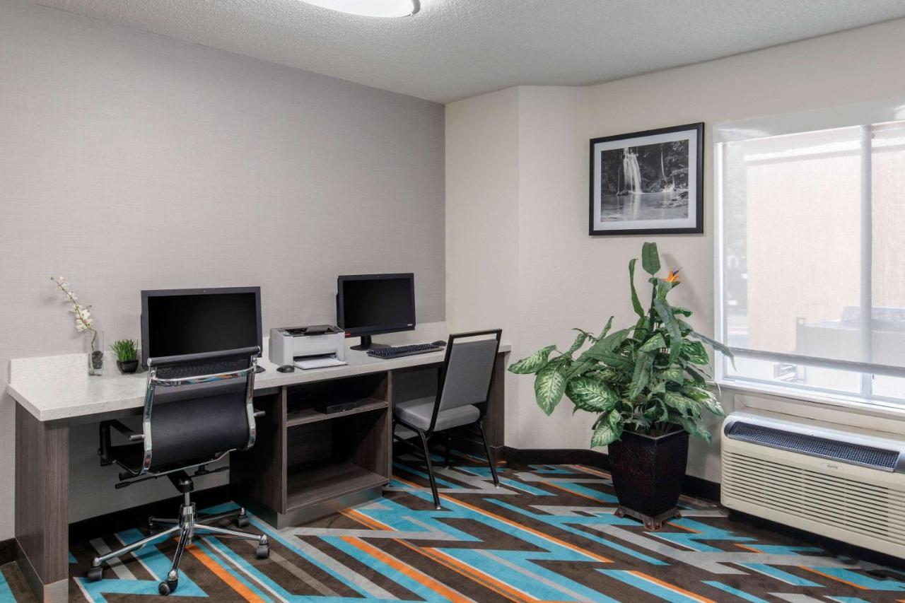Clarion Inn & Suites Dfw North Ірвінг Екстер'єр фото