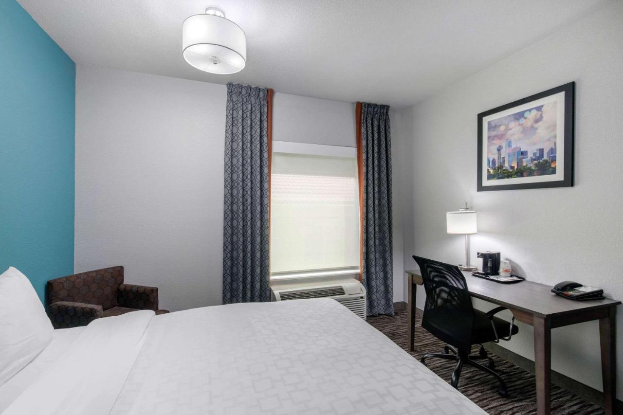 Clarion Inn & Suites Dfw North Ірвінг Екстер'єр фото